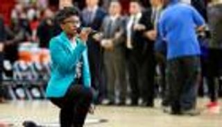 مغنية تفاجئ جمهور السلة الأمريكي بشعار ينحاز للسود