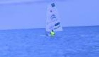 التونسي يوسف العكروت يعبر على لوح شراعي في مضيق صقلية 