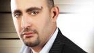 أحمد السقا ينقذ حياة عامل ابتلع لسانه