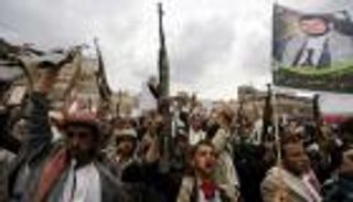 ميليشيا الحوثي تعدم عناصرها بتعز.. وتقتحم كبرى مدارس صنعاء