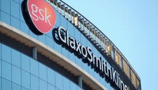 شعار شركة جلاكسو آند سميث على مقر لها في لندن