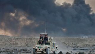 سحابات الدخان الأسود تغطي سماء المنطقة