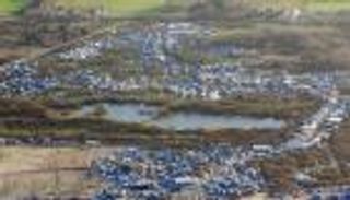 المهاجرون بدأوا إخلاء مخيم "الغابة" شمال فرنسا