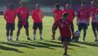 بالفيديو.. لاعب "استعراض حر" يبهر لاعبي بايرن ميونيخ