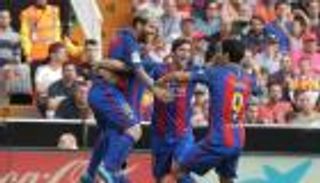 رئيس "الليجا" مستاء من احتفال لاعبي البارسا بالفوز على فالنسيا