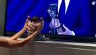 مولودة سيميوني تحتفل معه بجائزة الأفضل في الليجا 