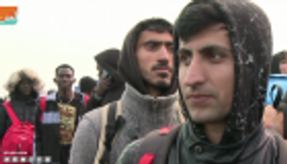 اللاجئون يودعون مخيم كاليه بفرنسا