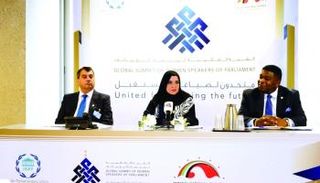 أمل القبيسي تتحدث خلال المؤتمر الصحفي