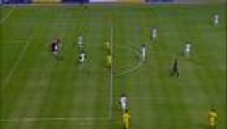 حارس يمسك رأس مدافعه بدلا من الكرة بالدوري المصري