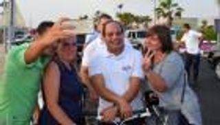 بالصور.. "سيلفي" رئاسي مع الشباب والسياح بشرم الشيخ