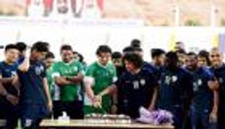 لاعبو العين يفاجئون زلاتكو بالاحتفال بعيد ميلاده