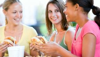 تناول المراهقين للوجبات السريعة له آثار ضارة