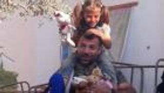 بالفيديو .. مهرب الدمى الفنلندي.. "بابا نويل" في حلب