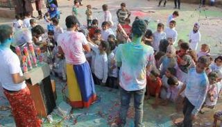 سعادة الأطفال أثناء الكرنفال