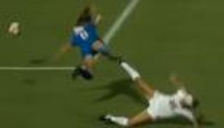 بالفيديو.. أربطة الأحذية تتسبب في أغرب ضربة جزاء