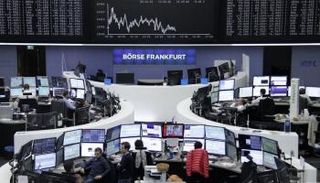 متعاملون أثناء التداول في بورصة فرانكفورت