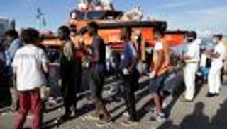 مهاجرون يرقصون ويغنون بعد وصولهم إلى إيطاليا