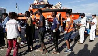 مهاجرون ينزلون من السفينة ذا ريسبوندر التابعة لمؤسسة (ميجرانت أوفشور أيد ستيشن)