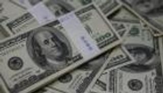 الدولار ينخفض بعد بيانات تشير إلى تباطؤ إنفاق المستهلكين