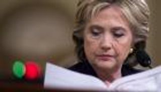 عودة قضية البريد الإلكتروني للضوء تهز حملة كلينتون 