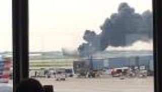 بالفيديو.. 20 مصابا في اشتعال طائرة أمريكية بشيكاجو