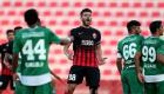 ماجد حسن يعود للملاعب الإماراتية عبر بوابة الرديف