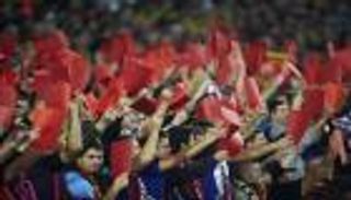 جمهور برشلونة يرفع "الكارت الأحمر" لرئيس رابطة الليجا