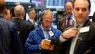 "وول ستريت" تتراجع بسبب رسائل هيلاري