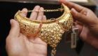 مدير هندي يمنح هدايا لموظفيه "سيارات ومنازل ومجوهرات"