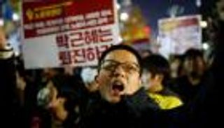 بالصور.. مظاهرات لتنحي رئيسة كوريا الجنوبية.. والسبب صديقتها