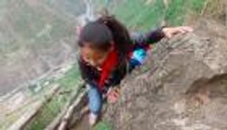 بالصور.. أخطر مدرسة في العالم.. مسار جبلي طوله 800 متر 