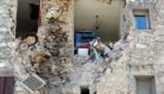 خبير: أرض إيطاليا تتصدع والزلازل ستضربها لأسابيع