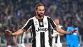 بالفيديو.. هيجواين يرفض الاحتفال بهدفه في نابولي