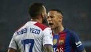 نيمار يكمل اشتباكه مع مدافع غرناطة خارج الملعب