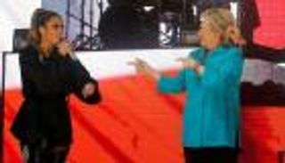 كلينتون تلجأ للمشاهير لدعم حملتها.. بينهم لوبيز وكاتي بيري