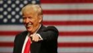 ترامب يحذر من غرق أمريكا ويبشر كلينتون بـ"ملاحقات قضائية"