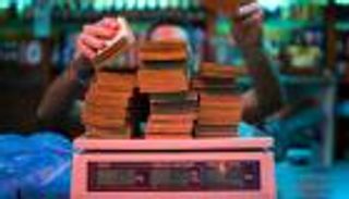 بالصور.. انهيار عملة فنزويلا.. الدفع بـ"الدلو" والميزان