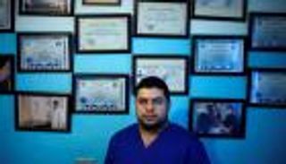 بالصور.. طبيب أردني يهجر العلاج الحديث ويتجه للحجامة