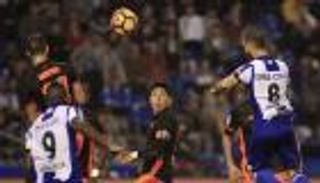 ديبورتيفو يتعادل مع فالنسيا ويخرج من منطقة الهبوط