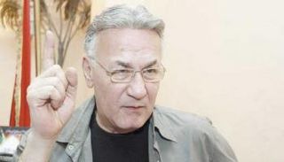 الفنان عزت أبو عوف