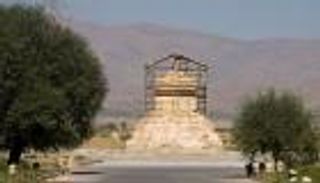 إيرانيون يهتفون لأحد ملوكهم الفرس قبل الإسلام: "كورش أبانا"