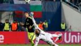 فيديو.. أوزيل يذلّ دفاع لودوجراتيس بهدف عالمي