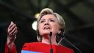 بعد قنبلة مدير الـ"إف بي آي" ..ضربة جديدة لكلينتون فى مراسيم عفو زوجها