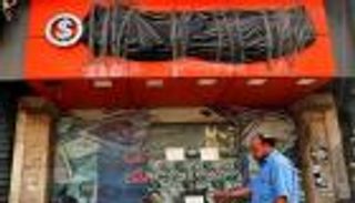 بالصور.. شركات الصرافة خارج الخدمة بعد تحرير "الجنيه المصري"
