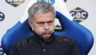 فيديو.. مورينيو يفشل في تحدي "العارضة"