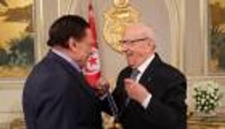 بالصور والفيديو.. السبسي يقلد عادل إمام أرفع وسام في تونس