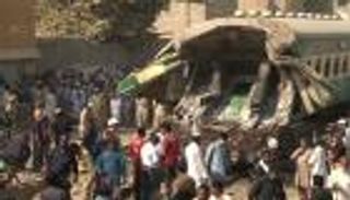 قطار الموت في كراتشي.. بقايا ركاب