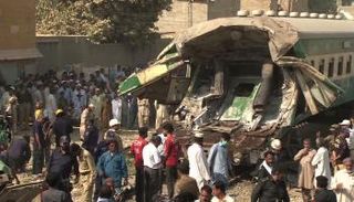 تصادم القطارين في باكستان