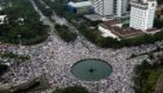 احتجاجات بالآلاف بإندونيسيا ضد حاكم جاكرتا