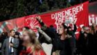 بالبكاء.. معلمو وطلبة تركيا المفصولون يتظاهرون بإسطنبول